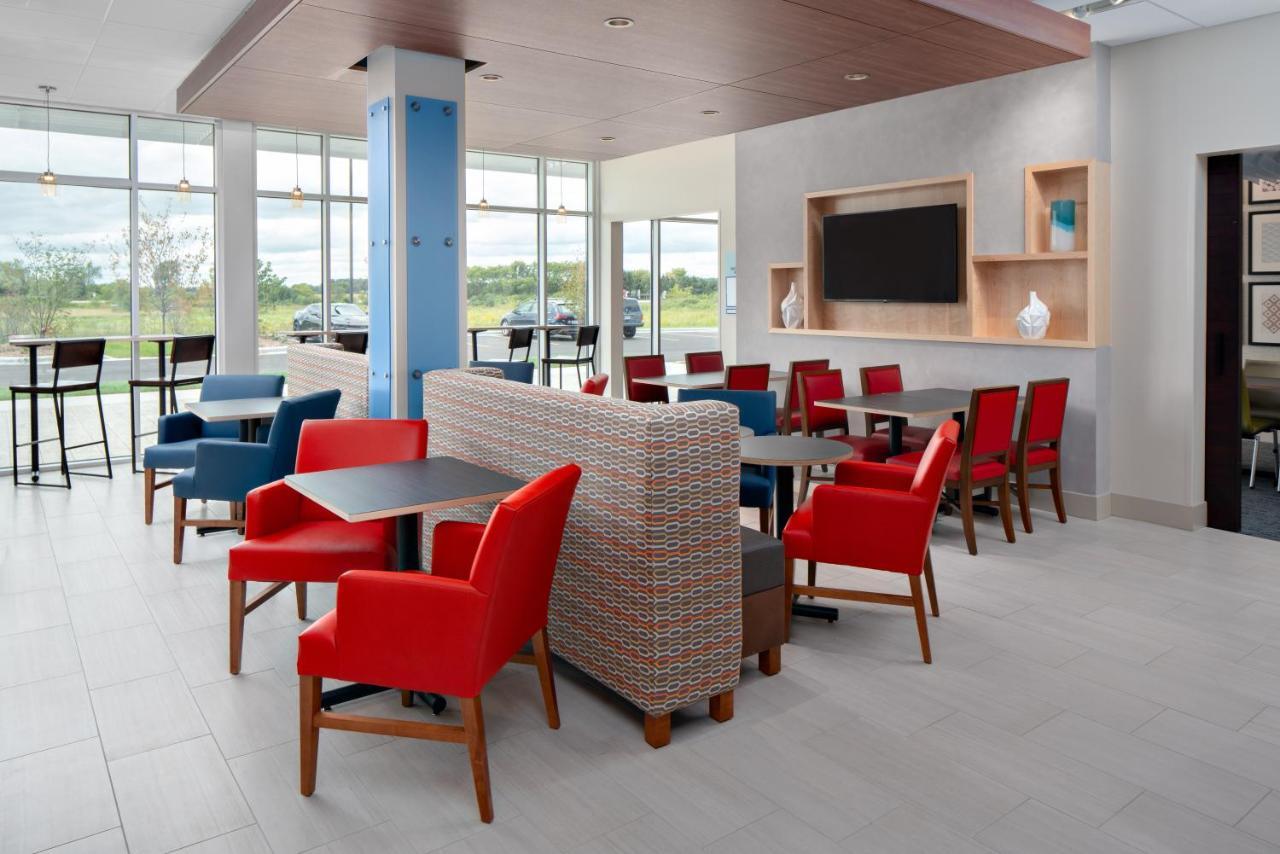 Holiday Inn Express & Suites - Elkhorn - Lake Geneva Area By Ihg Kültér fotó
