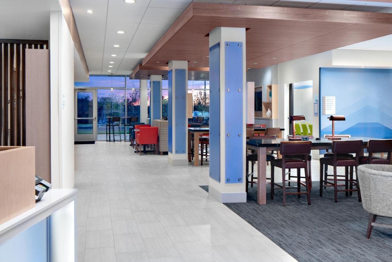 Holiday Inn Express & Suites - Elkhorn - Lake Geneva Area By Ihg Kültér fotó