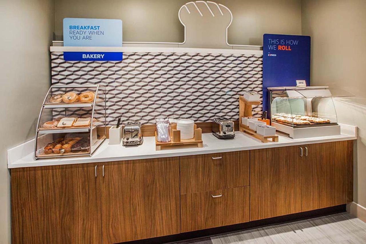 Holiday Inn Express & Suites - Elkhorn - Lake Geneva Area By Ihg Kültér fotó